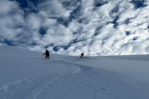 Skischule Ischgl - Skifahrer im Tiefschnee